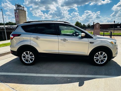 Used 2017 Ford Escape SE w/ Equipment Group 201A FWD image 8