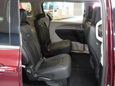 Used 2017 Chrysler Pacifica Touring-L FWD image 20