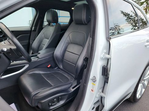 Used 2017 Jaguar F-PACE R-Sport image 8