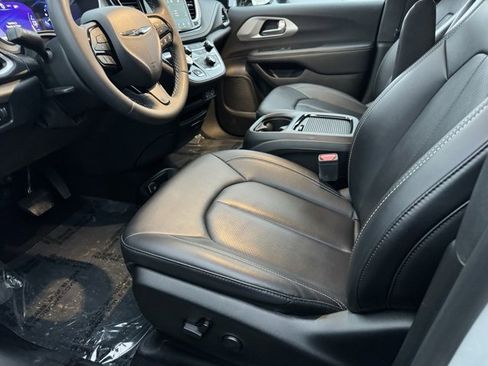 Used 2024 Chrysler Pacifica Select image 6