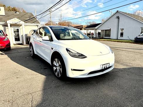Used 2022 Tesla Model Y Long Range image 7