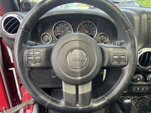 Used 2013 Jeep Wrangler Unlimited Rubicon w/ Connectivity Group AWD/4WD image 13