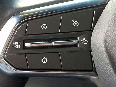 Used 2025 Chevrolet Traverse LT image 21