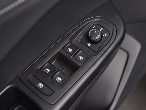 New 2026 Volkswagen Taos SE image 8