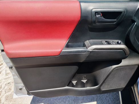 Used 2017 Toyota Tacoma TRD Sport image 12