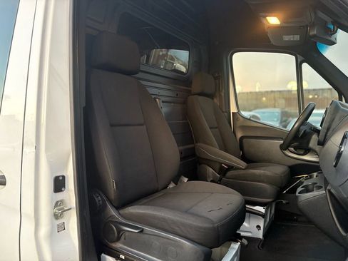 Used 2020 Mercedes-Benz Sprinter 2500 image 27
