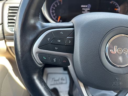 Used 2021 Jeep Grand Cherokee Laredo AWD/4WD image 26