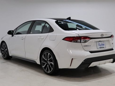Used 2022 Toyota Corolla SE w/ SE Premium Package FWD image 5