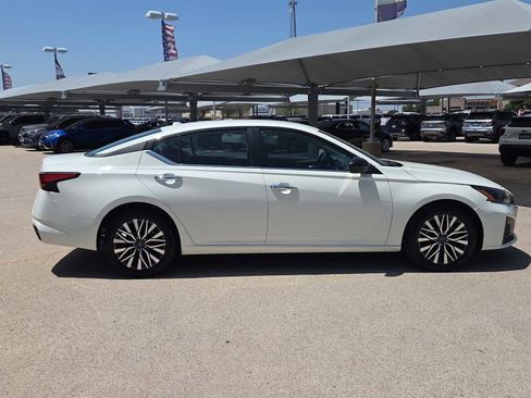 Used 2025 Nissan Altima 2.5 SV FWD image 9