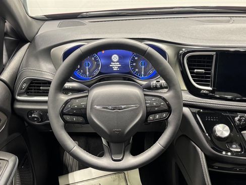 Used 2023 Chrysler Pacifica Limited w/ Uconnect Theater Family Group image 37