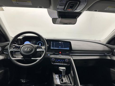 Certified 2025 Hyundai Elantra SEL FWD image 18