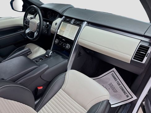 Used 2024 Land Rover Discovery Metropolitan Edition image 16