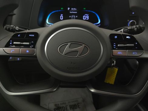 Used 2025 Hyundai Elantra SE image 20