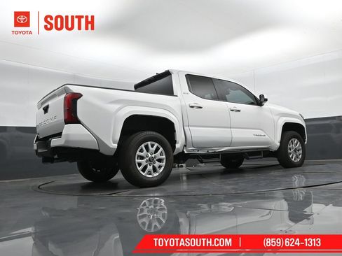 Used 2024 Toyota Tacoma SR5 AWD/4WD image 34