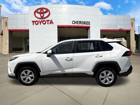 Used 2025 Toyota RAV4 LE AWD/4WD image 8