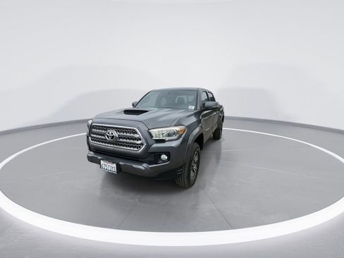 Used 2016 Toyota Tacoma TRD Sport w/ Towing Package image 5