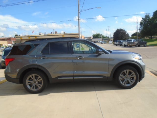 Used 2024 Ford Explorer XLT w/ Equipment Group 202A AWD/4WD image 11
