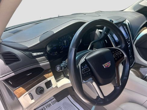 Used 2019 Cadillac Escalade Luxury RWD image 9