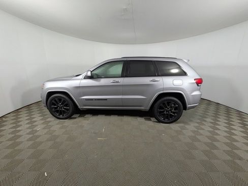 Used 2018 Jeep Grand Cherokee Altitude image 23