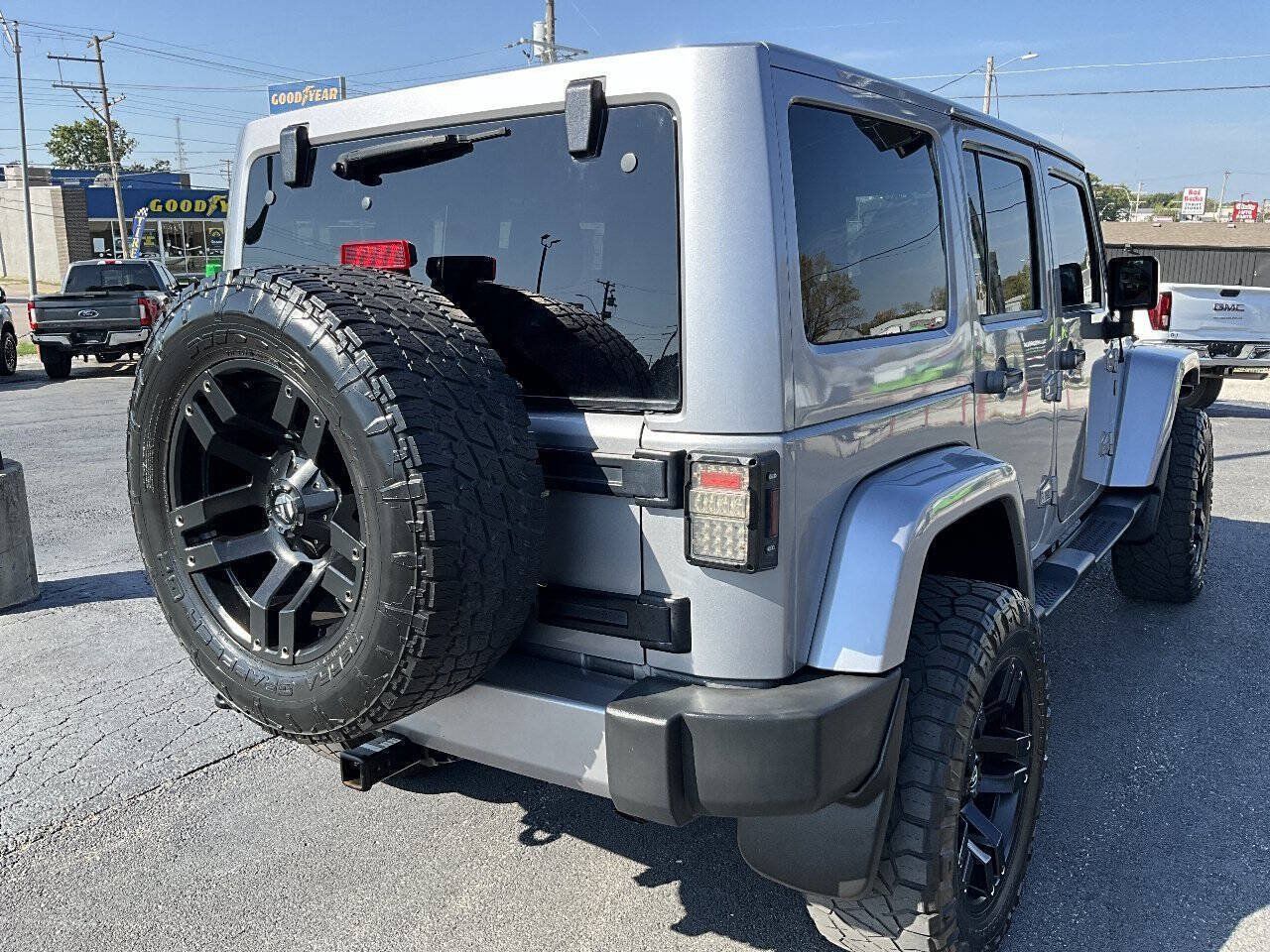 Used 2016 Jeep Wrangler Unlimited Sahara w/ Connectivity Group AWD/4WD image 6