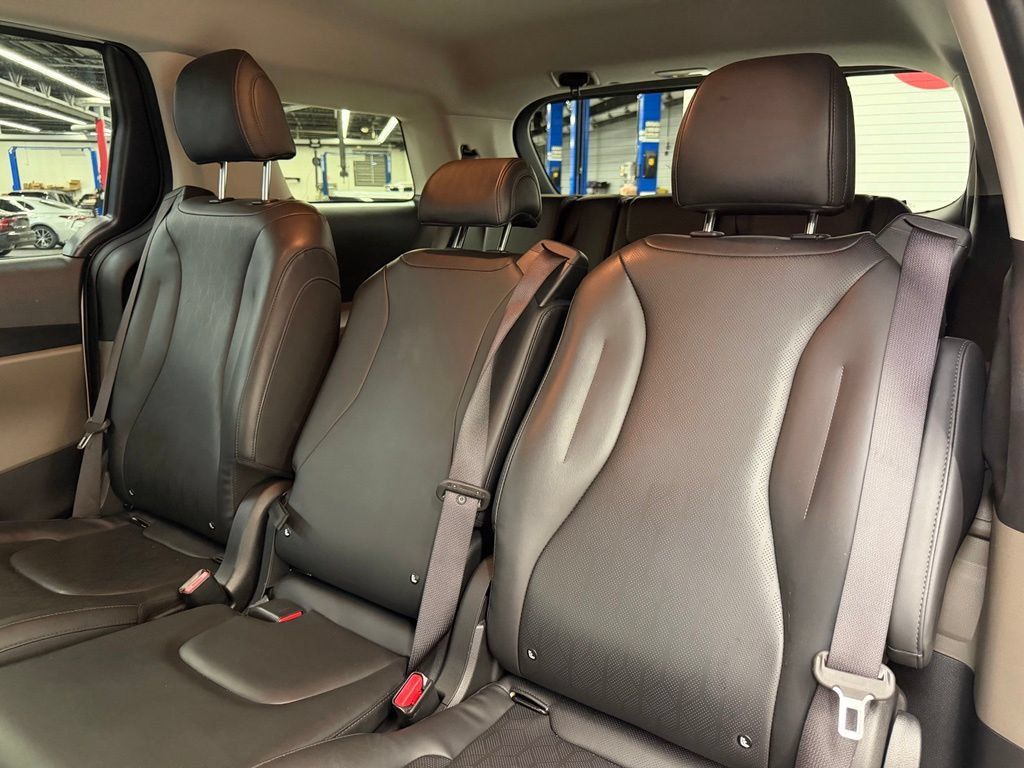 Used 2025 Kia Carnival FWD image 24
