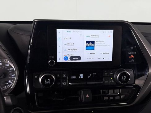 Used 2025 Toyota Highlander XLE FWD image 21