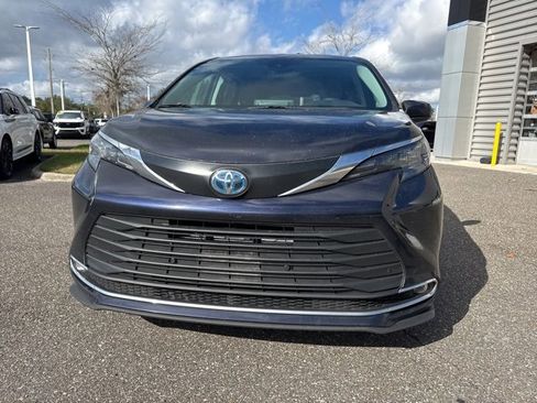 Used 2024 Toyota Sienna XLE image 8