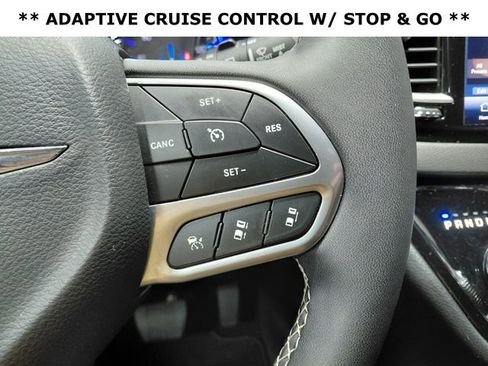Certified 2025 Chrysler Pacifica Select FWD image 5