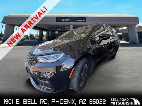 Used 2025 Chrysler Pacifica Limited FWD image 1