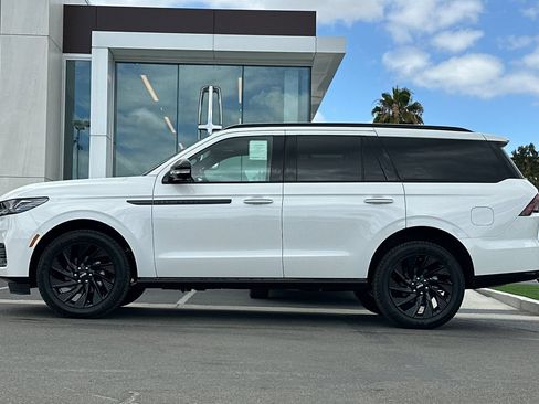 New 2026 Lincoln Navigator Reserve w/ Jet Appearance Package AWD/4WD image 6