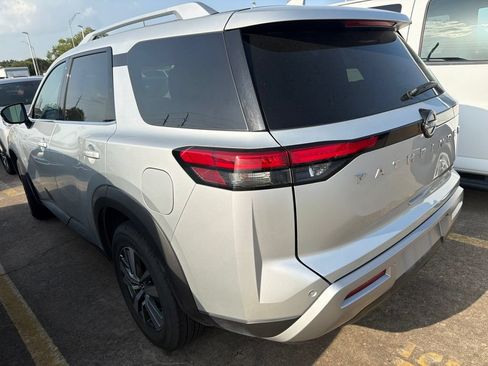 Used 2025 Nissan Pathfinder SL FWD image 3