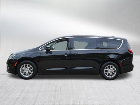 Used 2024 Chrysler Pacifica Touring-L FWD image 4