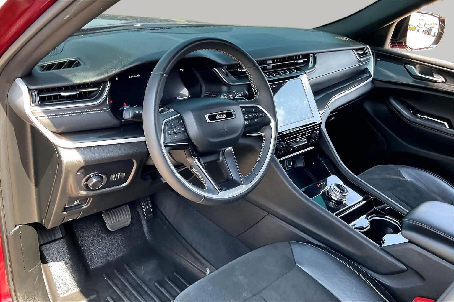 Used 2023 Jeep Grand Cherokee Altitude AWD/4WD image 17