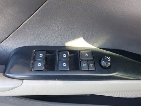 Used 2019 Toyota Camry SE image 18