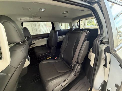 Used 2023 Kia Carnival LX FWD image 23