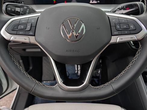 Used 2025 Volkswagen Tiguan SE AWD/4WD image 25