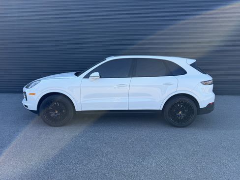 Certified 2022 Porsche Cayenne Platinum Edition image 2