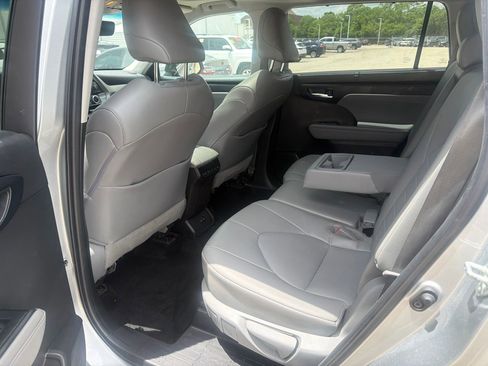 Used 2022 Toyota Highlander XLE AWD/4WD image 7