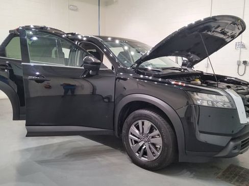 Used 2025 Nissan Pathfinder SV FWD image 9
