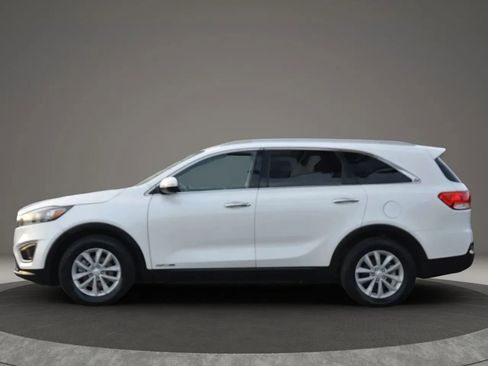 Used 2018 Kia Sorento LX image 4
