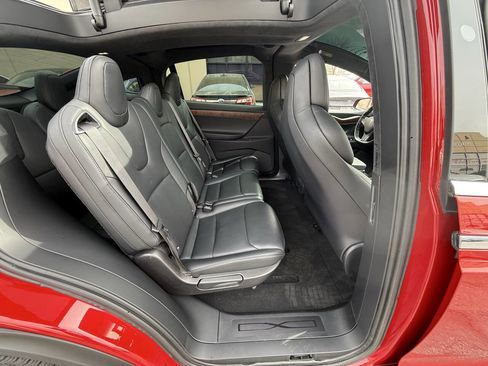 Used 2018 Tesla Model X 75D image 22