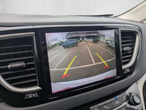 Used 2024 Chrysler Pacifica Touring-L FWD image 14