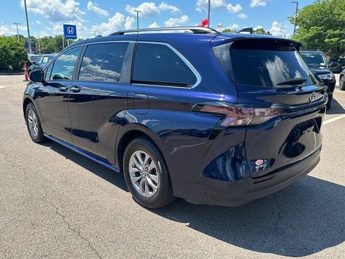 Used 2026 Toyota Sienna XLE FWD image 5
