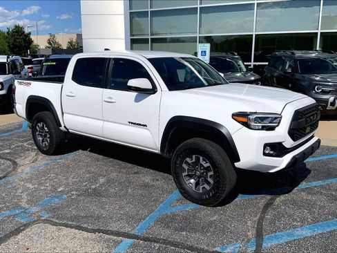 Used 2023 Toyota Tacoma TRD Off-Road w/ Black Out Package (TMS) AWD/4WD image 10