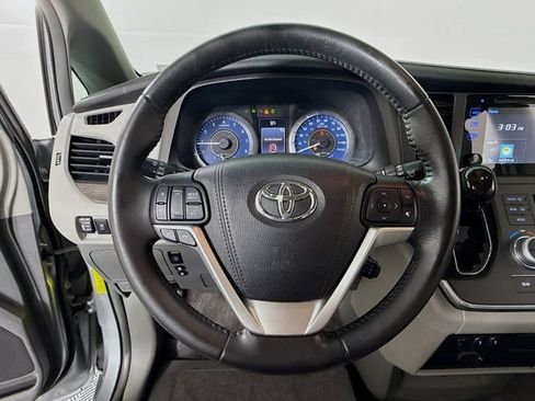 Used 2016 Toyota Sienna XLE FWD image 11