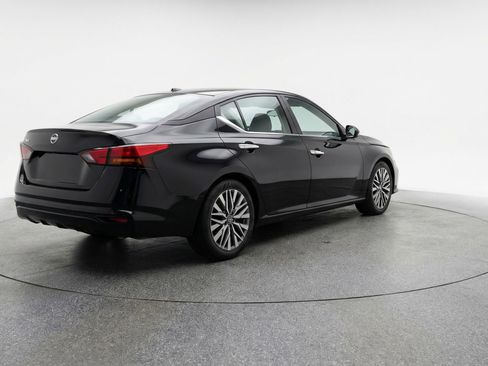 Used 2025 Nissan Altima 2.5 SV image 9