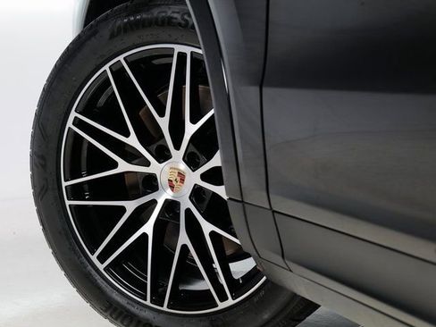 Used 2025 Porsche Cayenne image 29