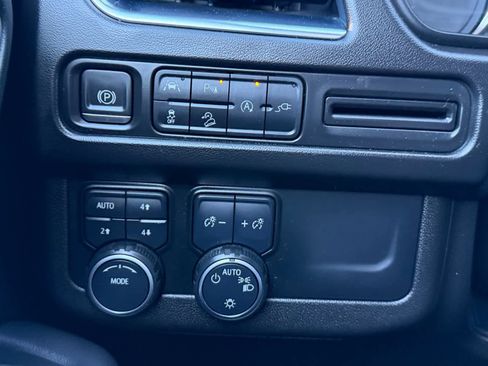 Used 2021 Chevrolet Suburban Z71 w/ Luxury Package image 22