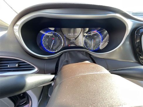 Used 2018 Chrysler Pacifica Touring Plus image 11