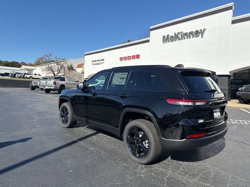 New 2025 Jeep Grand Cherokee Altitude image 7
